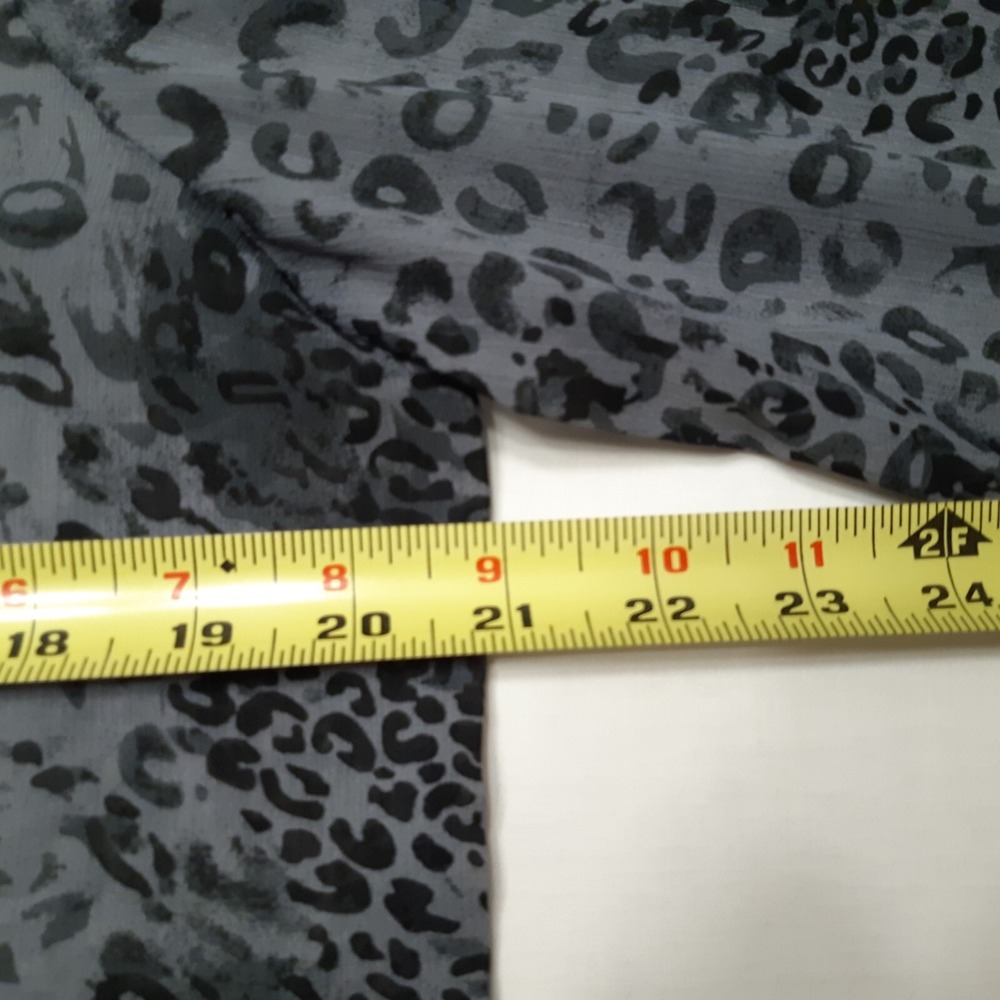 Susan‎ Graver Style Blouse Womans Small Leopard Print V Neck Long Sleeve Top - Picture 3 of 15